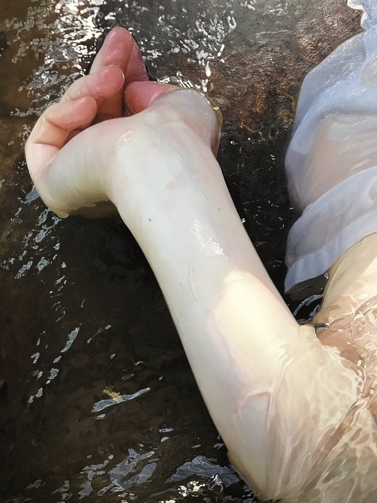 神秘「河中白襯衫少女」全網瘋傳！放大一看「超驚人細節」網看呆膜拜：差點當照片忽略