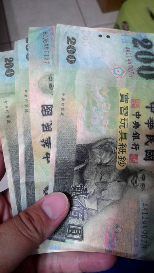擔心媽媽錢不夠用！3歲女兒貼心「把錢包塞好塞滿」　當媽媽「一拿出鈔票」秒笑歪：我該收嗎