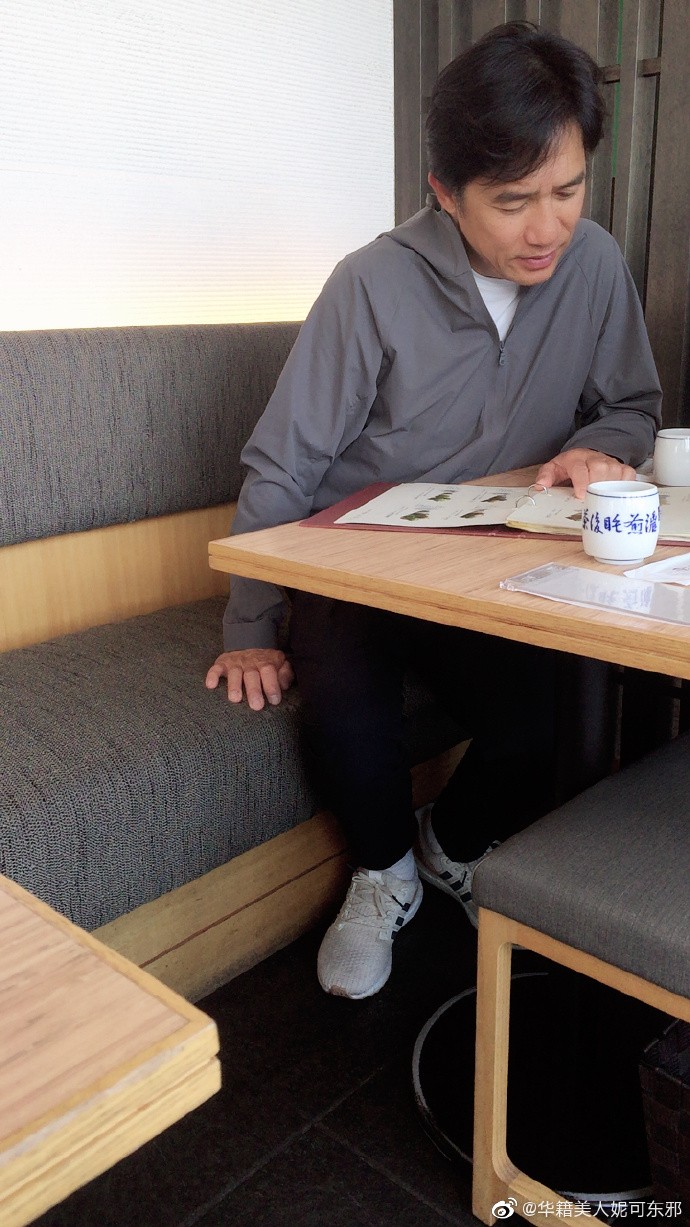 她去喝茶驚見「對面坐梁朝偉」假裝自拍合照！　下秒被發現「更大驚喜在對面」網嗨翻：太幸運　
