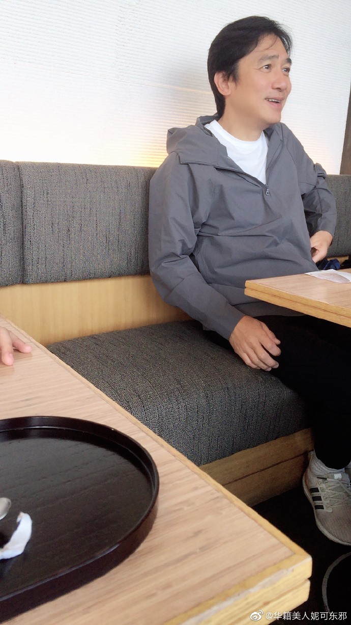 她去喝茶驚見「對面坐梁朝偉」假裝自拍合照！　下秒被發現「更大驚喜在對面」網嗨翻：太幸運　