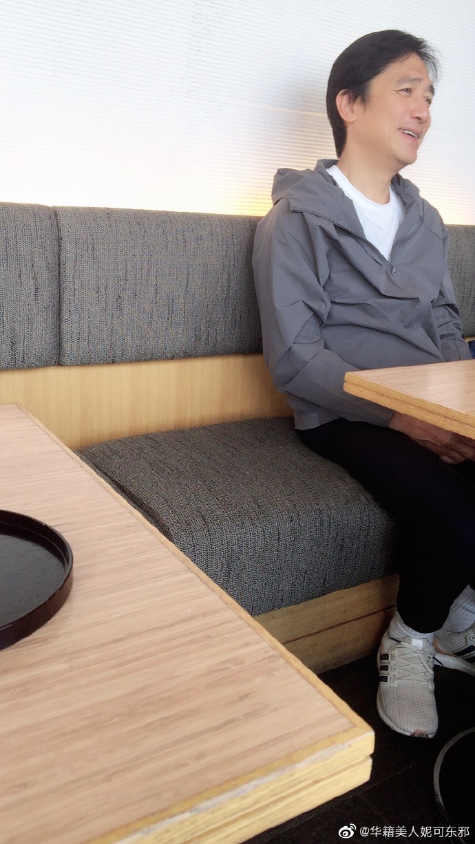 她去喝茶驚見「對面坐梁朝偉」假裝自拍合照！　下秒被發現「更大驚喜在對面」網嗨翻：太幸運　