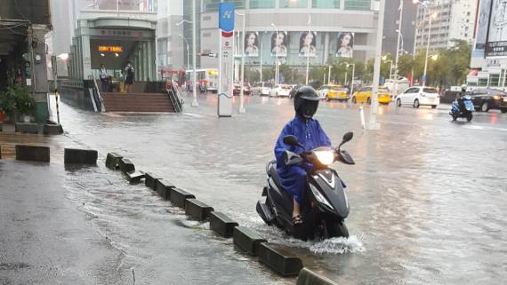 4小時雨量破200！全台大雨來襲「鋒面登入北部中」　晚上雨勢趨緩「下周恐還有一波」
