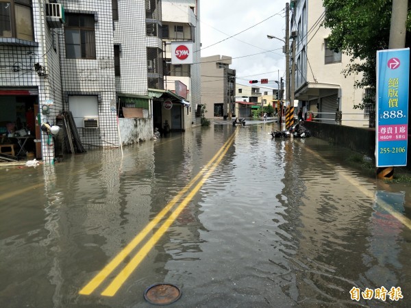 4小時雨量破200！全台大雨來襲「鋒面登入北部中」　晚上雨勢趨緩「下周恐還有一波」