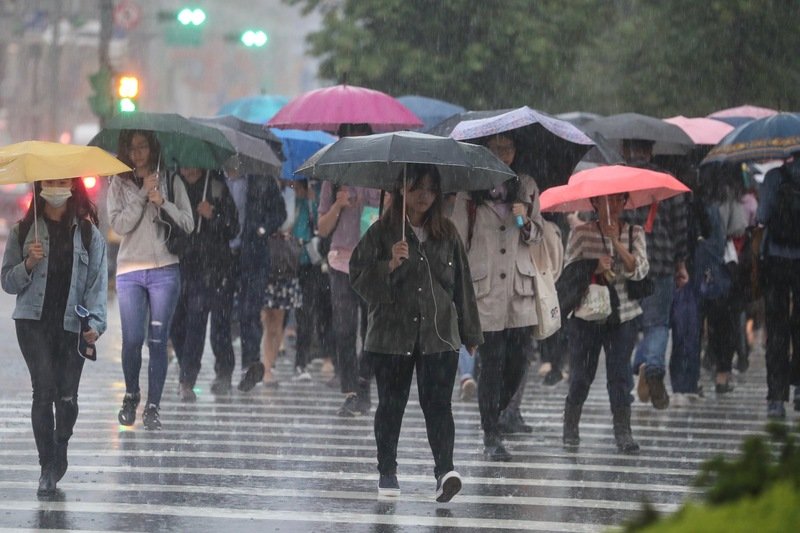 4小時雨量破200！全台大雨來襲「鋒面登入北部中」　晚上雨勢趨緩「下周恐還有一波」