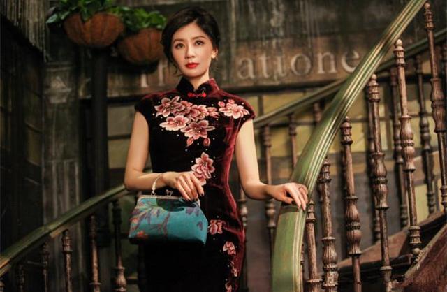 原本以為劉亦菲穿旗袍已經夠美了，直到看到賈靜雯，網友不淡定了！
