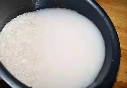 別花大錢買保養品！洗臉水中加點「護膚聖品」　60歲不長斑沒皺紋