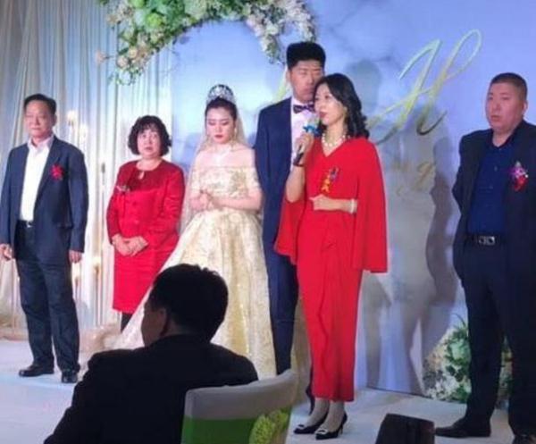 「最年輕的婆婆」走紅網路！鏡頭拉近看到新娘眼神　網友：接下來有好戲看了