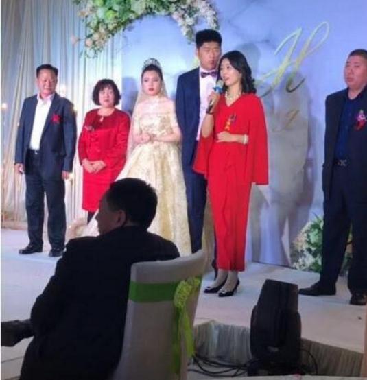 「最年輕的婆婆」走紅網路！鏡頭拉近看到新娘眼神　網友：接下來有好戲看了