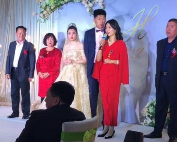 「最年輕的婆婆」走紅網路！鏡頭拉近看到新娘眼神　網友：接下來有好戲看了