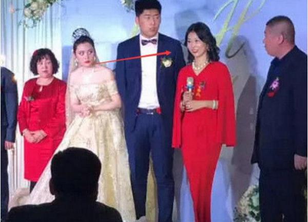 「最年輕的婆婆」走紅網路！鏡頭拉近看到新娘眼神　網友：接下來有好戲看了