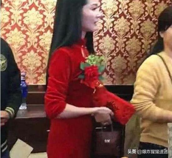 「最美婆婆」爆火網路,大紅旗袍吸引全場目光,網友:感覺戀愛了