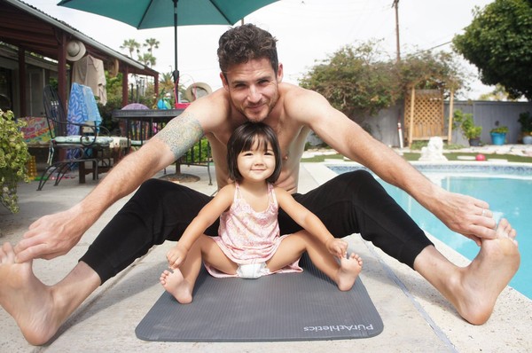 最棒成長紀錄！暖爸「把女兒身高刺腿上」　女兒全程陪伴「忽然間超Q舉動」他融化：長到哪刺到哪