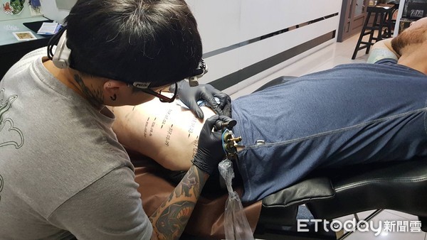 最棒成長紀錄！暖爸「把女兒身高刺腿上」　女兒全程陪伴「忽然間超Q舉動」他融化：長到哪刺到哪