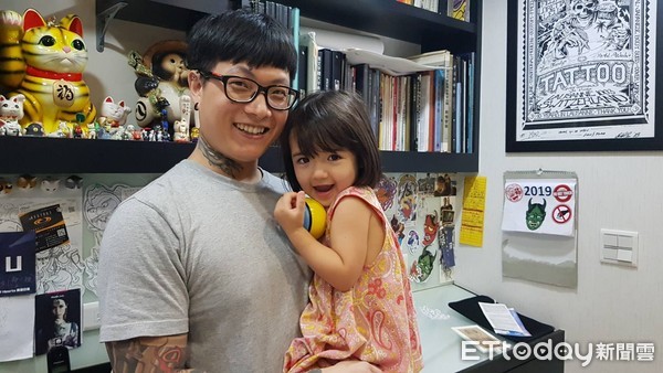 最棒成長紀錄！暖爸「把女兒身高刺腿上」　女兒全程陪伴「忽然間超Q舉動」他融化：長到哪刺到哪