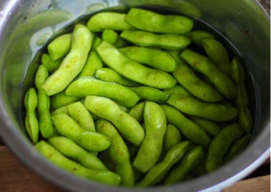 做水煮毛豆的小秘訣！毛豆翠綠可口，又香又美味