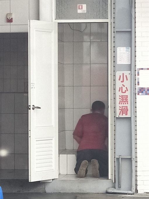 值得尊敬！清潔工超敬業「彎腰跪地清馬桶」　他當場「尿縮回去不敢上」愣喊：如何用得下去