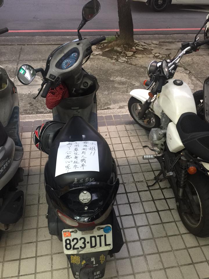 他的愛車「被惡意推倒」氣噗噗留字條給對方　隔天對方「回話道歉」卻讓他氣瘋了