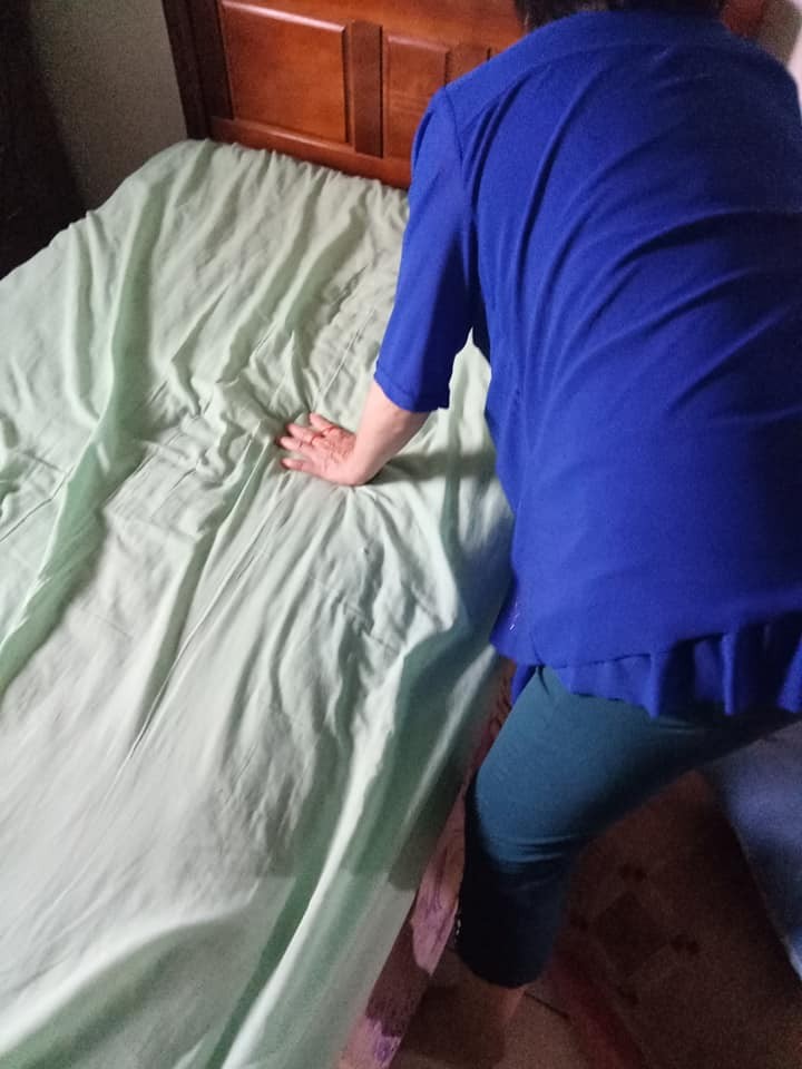 和男友吵架！女兒哭搬回家看到「媽媽彎腰替她鋪床」　發現小細節秒鼻酸：「只有妳把我當公主疼」