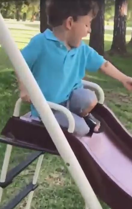 青蛙跳手臂「小男孩嚇到哭出來」！馬麻伸手幫忙「一秒悲劇」網笑爆：根本豬隊友