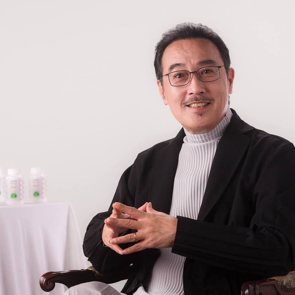 自爆一見鍾情！77歲男星「第一次約會就想結婚」非她不娶　崇拜老婆40年「上繳財政大權」：謝謝妳給了我一個家