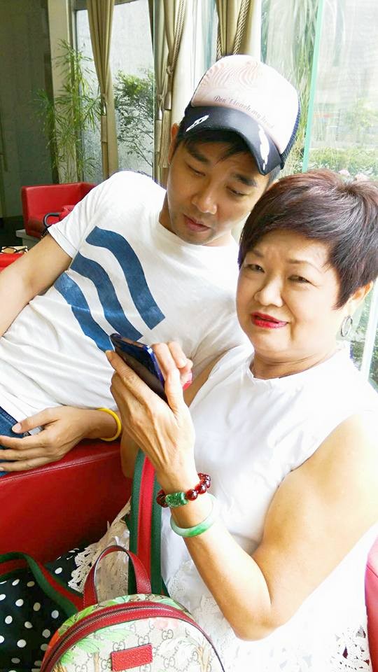 謝承均當媽寶48年！70歲母親超寵「洗衣機按鈕不會按」  廢人行徑「藏孝心」暖喊：會一直陪在身邊