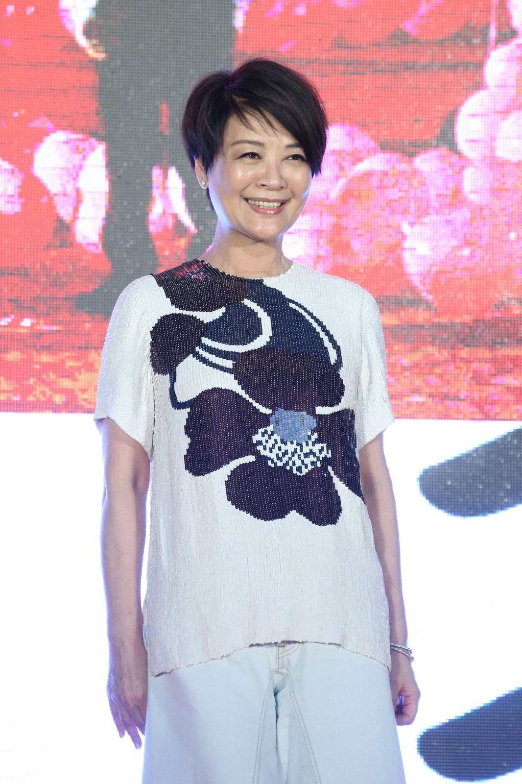 金馬女星重症化療坦言「連骨頭都痛」 如今副作用「睫毛剩8根」她仍每天精心打扮：心情好病才會好