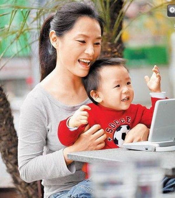 講不聽！張鳳書憶兒1歲「當街哭鬧耍賴」吵著買玩具　她淡定解決：「絕對要比他更丟臉」