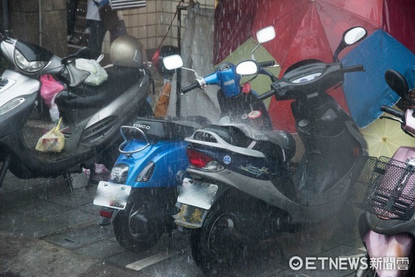牽自己新車躲雨！男網友「被鄰居貼字條」公審：太沒公德心　委屈問「我哪裡有錯」網友反力挺到底