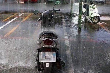 牽自己新車躲雨！男網友「被鄰居貼字條」公審：太沒公德心　委屈問「我哪裡有錯」網友反力挺到底