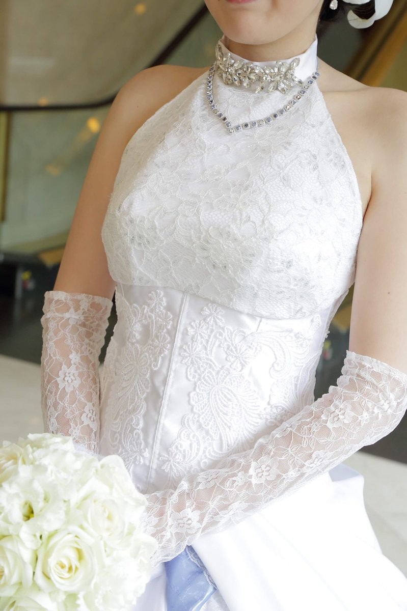 最浪漫的約定！新郎答應「親手做婚紗送新娘」　結婚當天「超細緻手工雕花嫁衣」轉身超美❤️