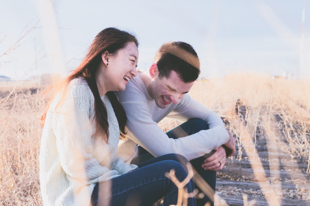 別再催婚了！研究證實「未婚＋沒孩子的單身女性」最快樂　新婚「幸福感1年消失」：夠幸福再嫁