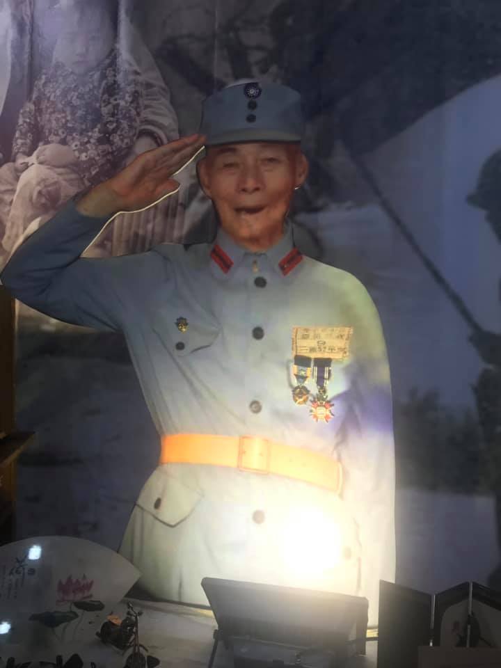 全員敬禮！老伯伯「珍藏軍服超過60年」　臂章階級「三粗三細」網驚：連司令都要跪下