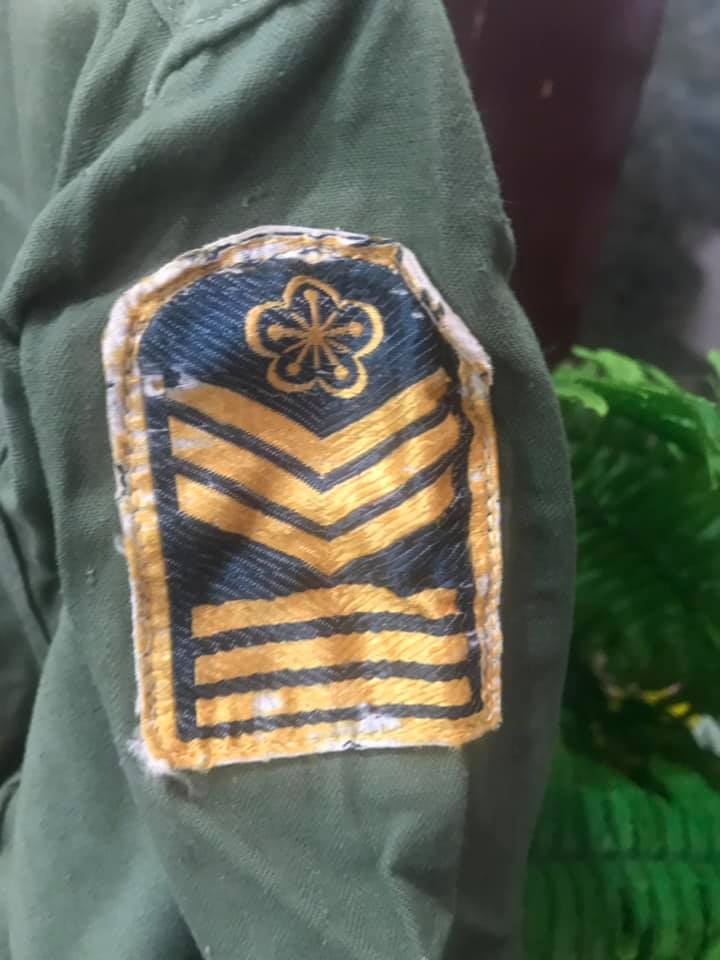 全員敬禮！老伯伯「珍藏軍服超過60年」　臂章階級「三粗三細」網驚：連司令都要跪下