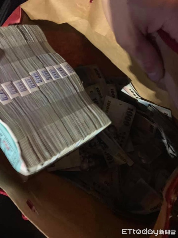 騎車發現滿地千元鈔！外送員沿路「撿157萬送警局」一毛不少　失主感動「送上滿滿謝禮」他開心喊：很知足