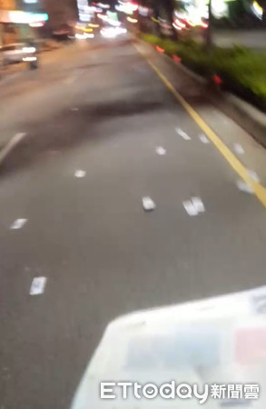 騎車發現滿地千元鈔！外送員沿路「撿157萬送警局」一毛不少　失主感動「送上滿滿謝禮」他開心喊：很知足