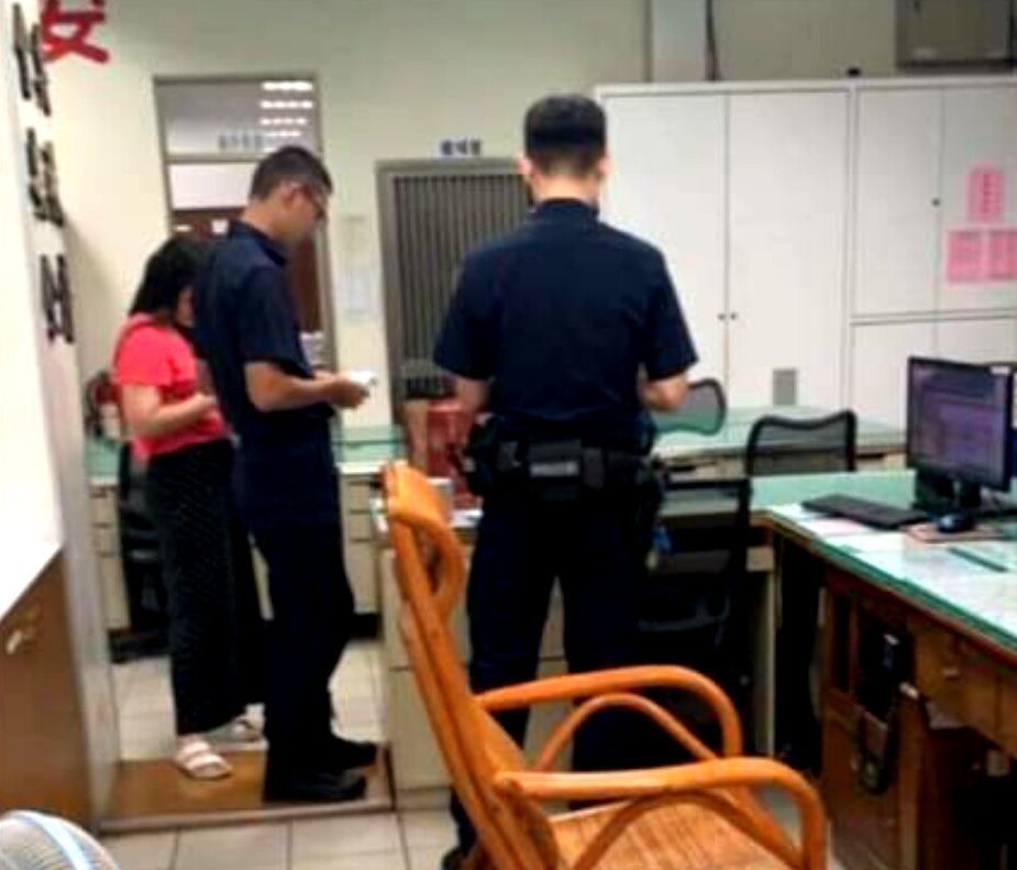 騎車發現滿地千元鈔！外送員沿路「撿157萬送警局」一毛不少　失主感動「送上滿滿謝禮」他開心喊：很知足
