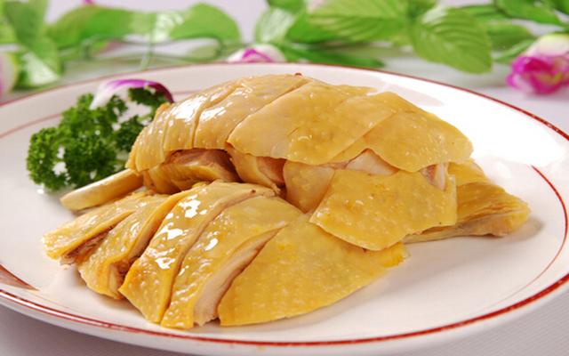 他用餐被「超精緻雞肉擺盤」嚇歪！意外釣出更狂「黃馬奔騰擺盤作品」網笑：被廚師耽誤的藝術家