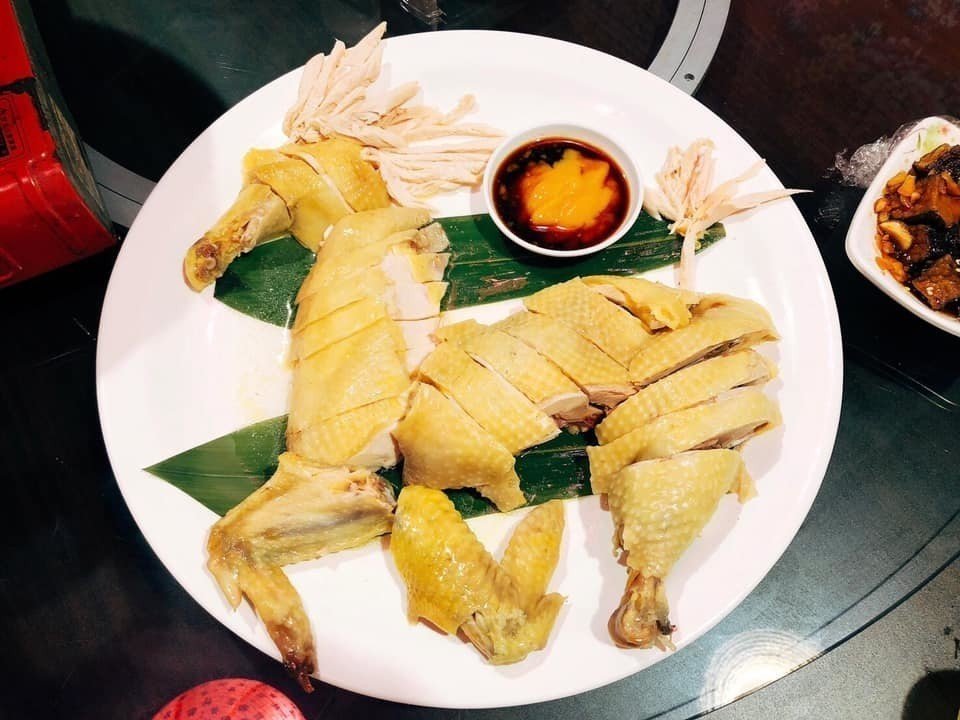 他用餐被「超精緻雞肉擺盤」嚇歪！意外釣出更狂「黃馬奔騰擺盤作品」網笑：被廚師耽誤的藝術家