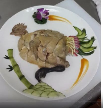 他用餐被「超精緻雞肉擺盤」嚇歪！意外釣出更狂「黃馬奔騰擺盤作品」網笑：被廚師耽誤的藝術家