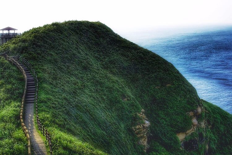 台版萬里長城!台灣絕美步道「暗藏海天一色奇景」 漫步向前「藍海綠山人間仙境」美到不真實