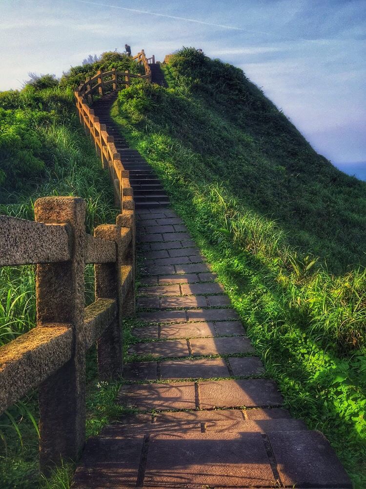 台版萬里長城!台灣絕美步道「暗藏海天一色奇景」 漫步向前「藍海綠山人間仙境」美到不真實