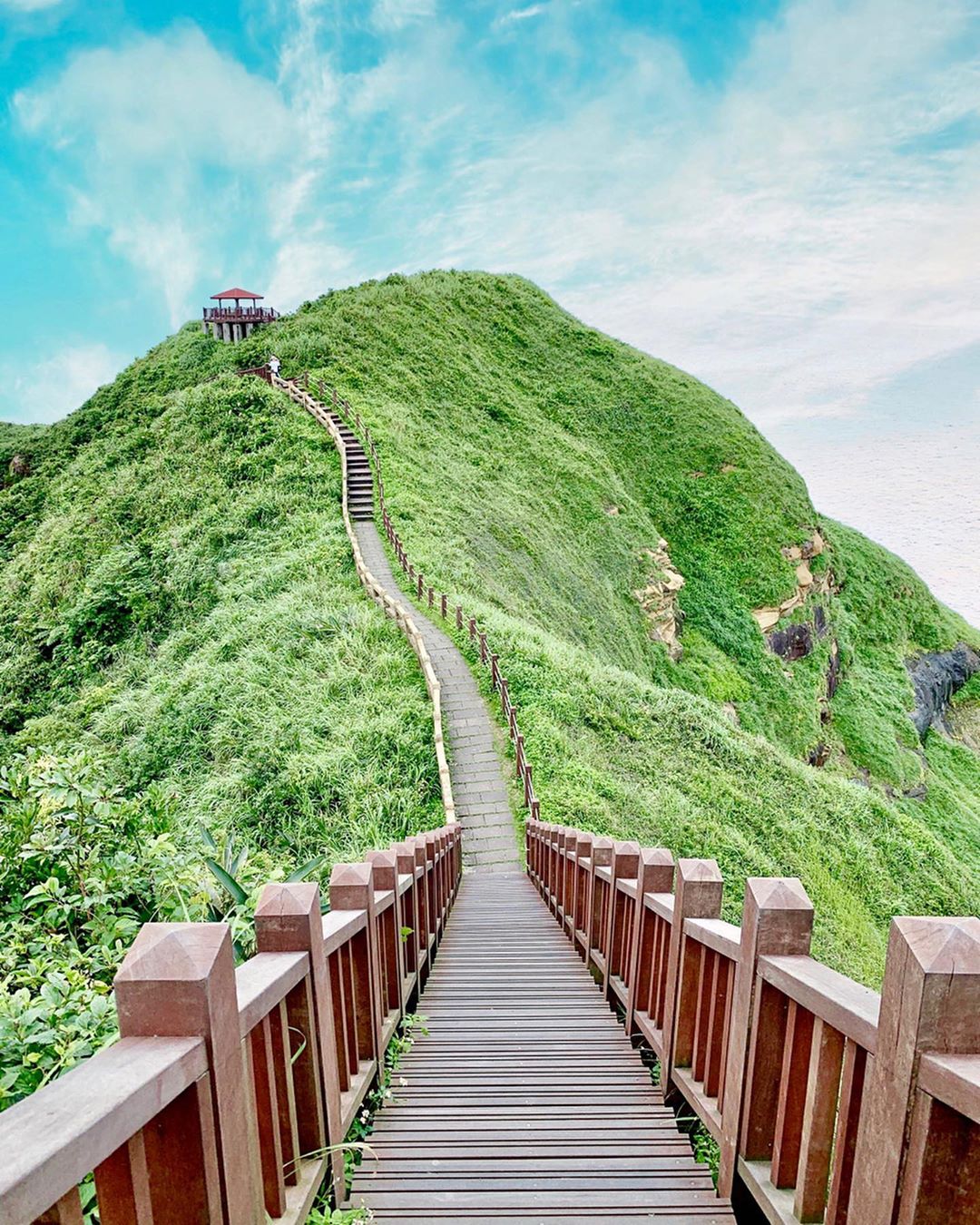 台版萬里長城!台灣絕美步道「暗藏海天一色奇景」 漫步向前「藍海綠山人間仙境」美到不真實