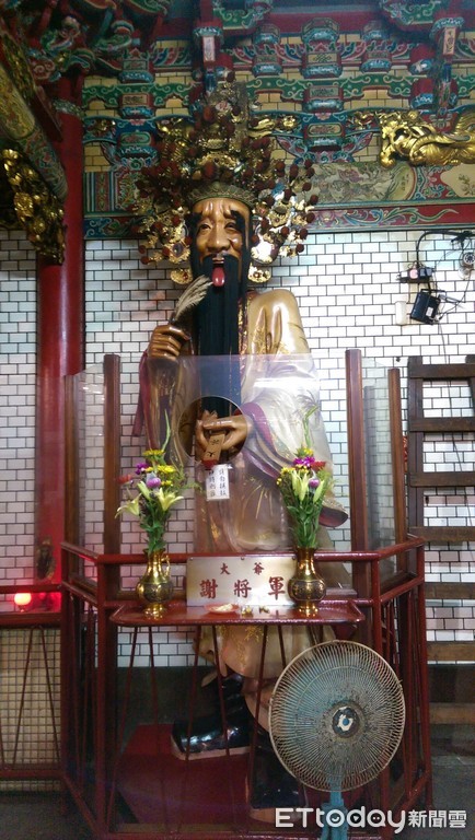 七爺坐店門口2天！她不放心上「隔天收到丈夫簡訊」：出事了　秒愣在原地「難道是帶她來道別？」