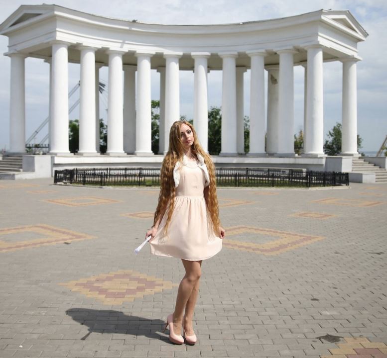 烏克蘭真人芭比「宣稱臉蛋純天然」沒人相信！一看到她「清純天使級素顏」網秒讚翻：沒化妝更好看❤