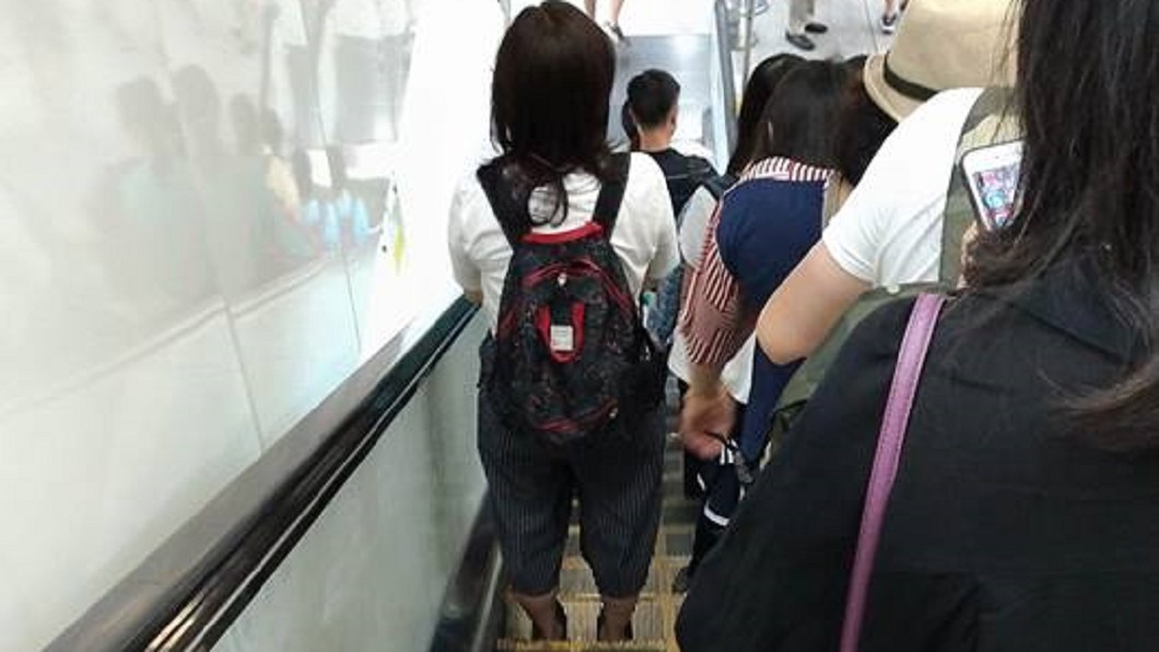 搭手扶梯左側！正妹被後方民眾拍肩：「妳擋到路快下去」　她秒回頭「森77回嘴」網讚超療癒