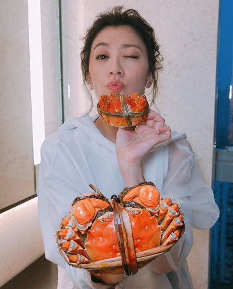 賈靜雯計畫「帶女兒離開台灣」去陌生國度 坦言「想逃離現實」:都跟老公商量好了