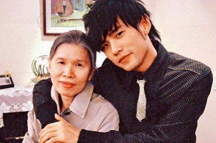 周杰倫寫歌「我爸一直怕我媽」唱家庭心酸　爸爸被起底「也是學校老師」替他反駁：你們都誤會他了
