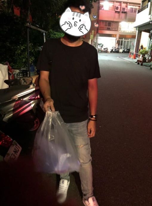 古意男獻禮「送上塑膠袋」女友滿頭問號？一打開「秒臉紅害羞」萌翻4千網友：果然鋼鐵直男