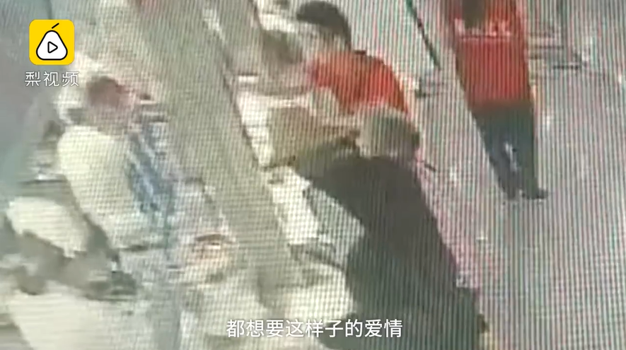 別怕有我在！70歲奶奶「看到針就害怕」整個人很不安　爺爺霸氣遮眼「超有愛的舉動」暖哭全網