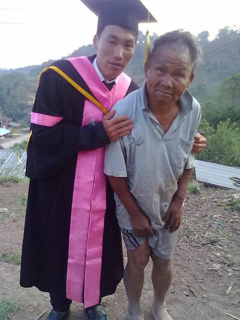 謝謝你讓我讀完大學！兒子揪爸「拍下最揪心畢業照」　貧苦爸「不經意小動作」他淚泣：替爸爸驕傲